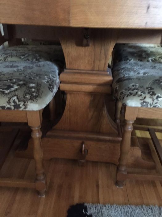 Продам комплект мебели:стенка, стол и стулья