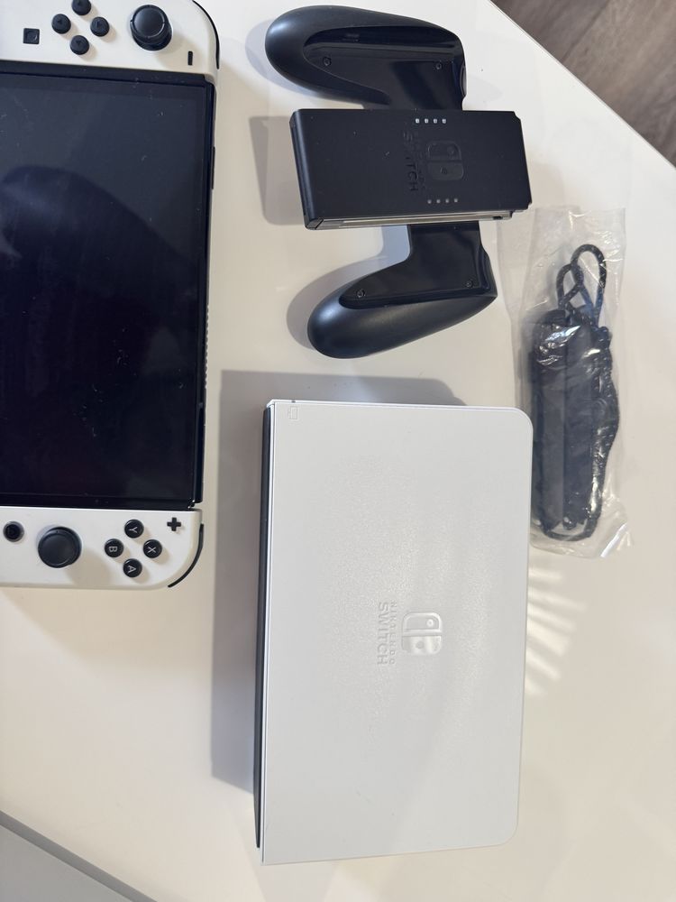 Nintendo Switch OLED - Бял модел