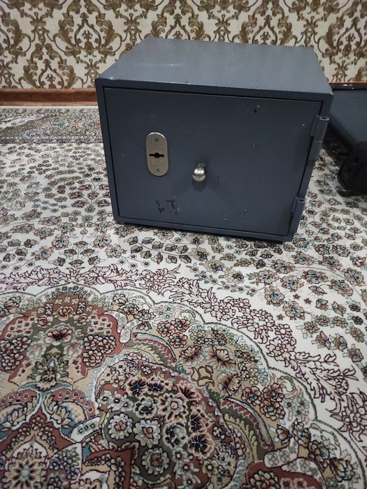 Qumli seyf sotiladi. 38x43 sm 35 kg chiqadi ogirligi