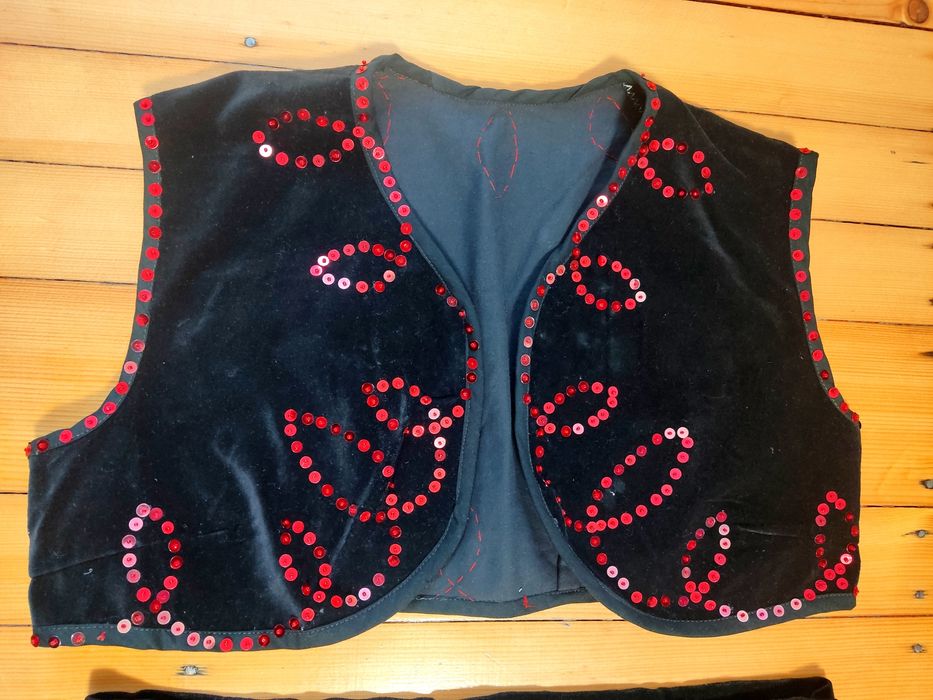 Vând costum tradițional damă marime S-M 300lei