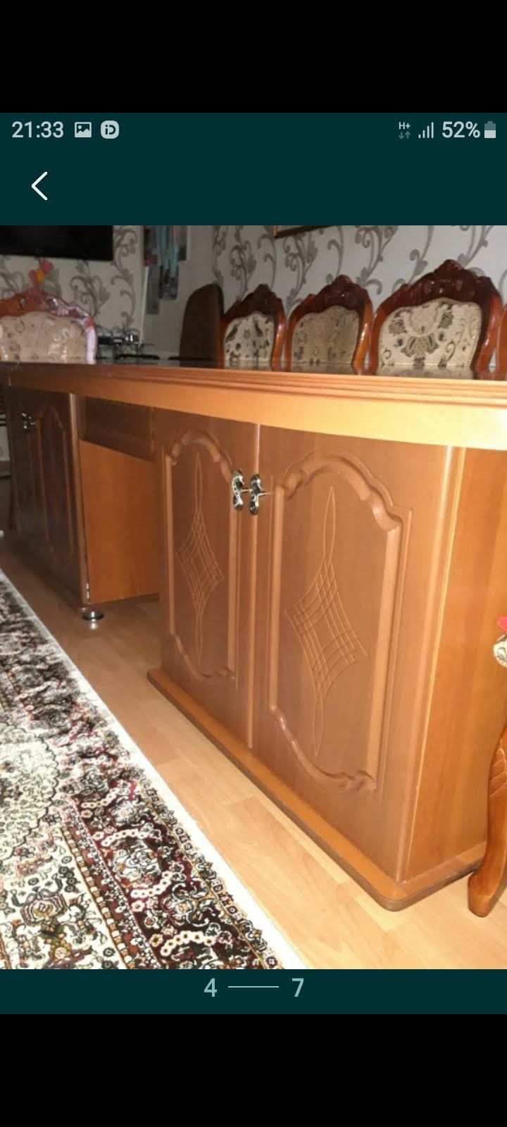 Стол со стульями.внизу шкафы