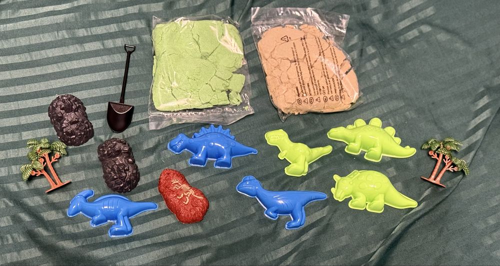 Set nisip magic si forme dinozauri