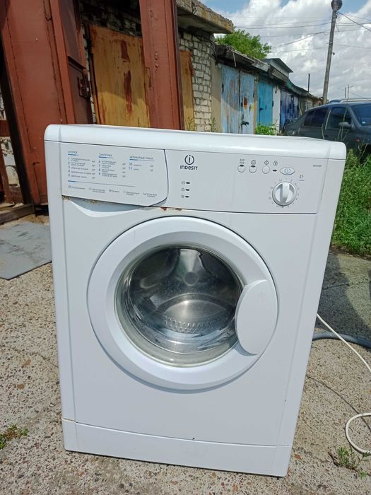 Продам стиральную машину indesit на запчасти  адрес район айгуль