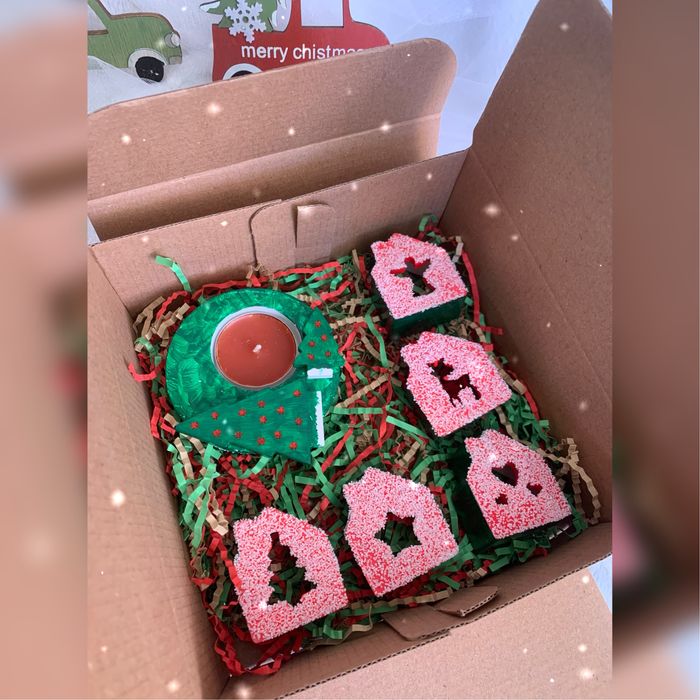 Коледна украса (свещник,малки къщички за декорация,коледни играчки)