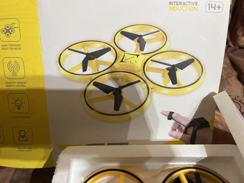 Управляван с жестове мини дрон.Коледен подарък за деца.