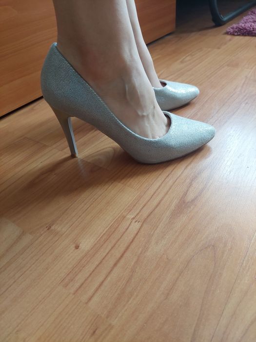 Pantofi argintii stiletto si rochie