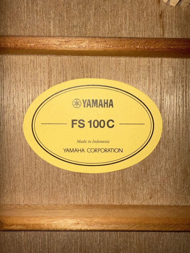 Продаем акустическую гитару Yamaha FS100C NT