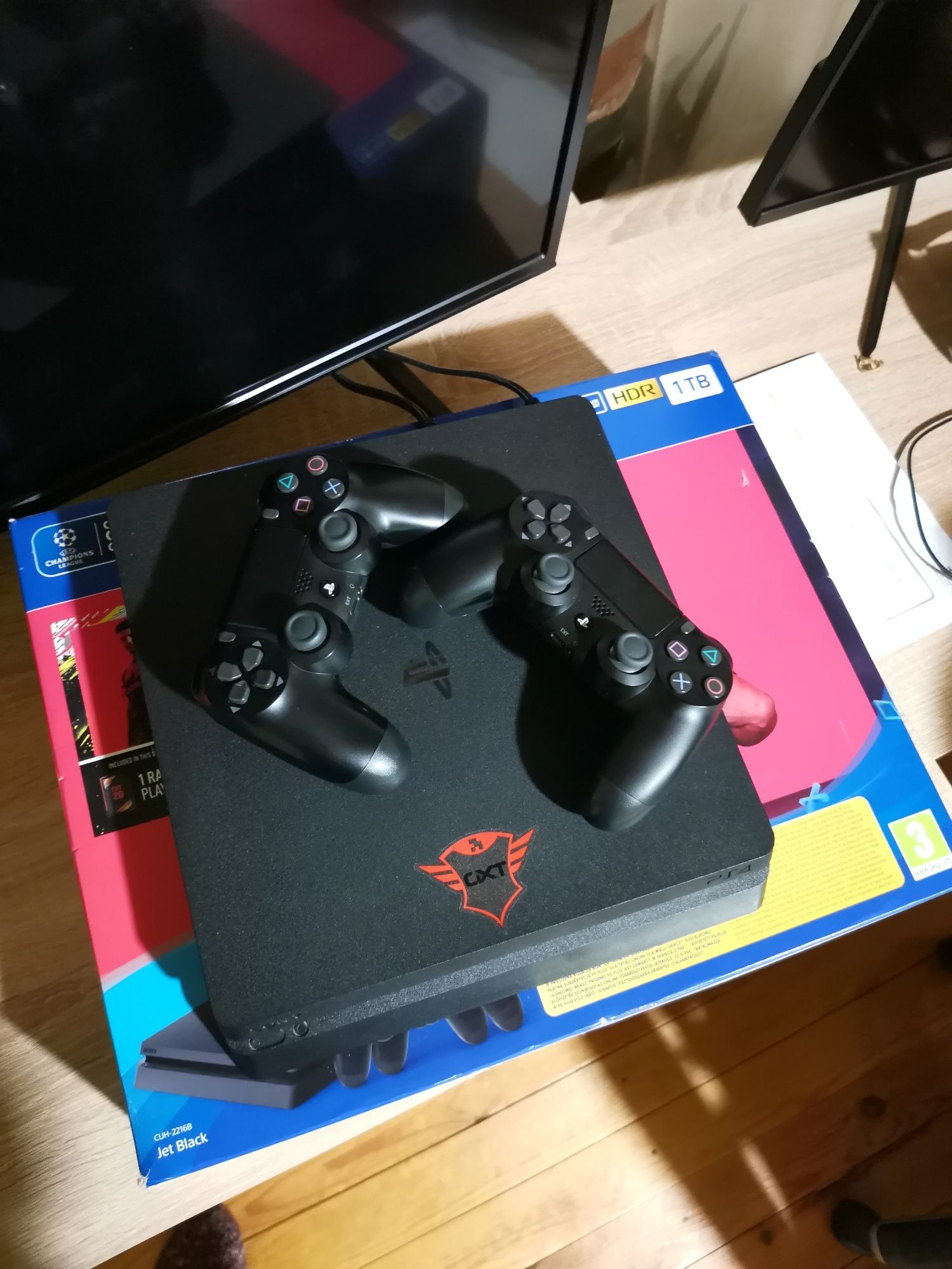 Продавам PS4 Slim 1TB