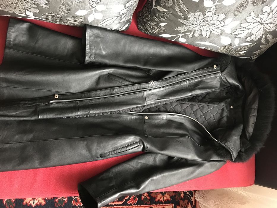 Haina de piele ca noua