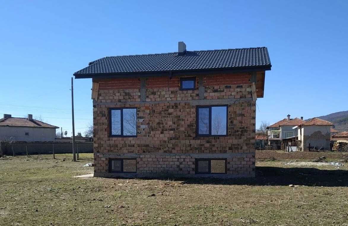 КЪЩА с РЗП 200 кв.м., двор 2,330 кв.м., село Манолово
