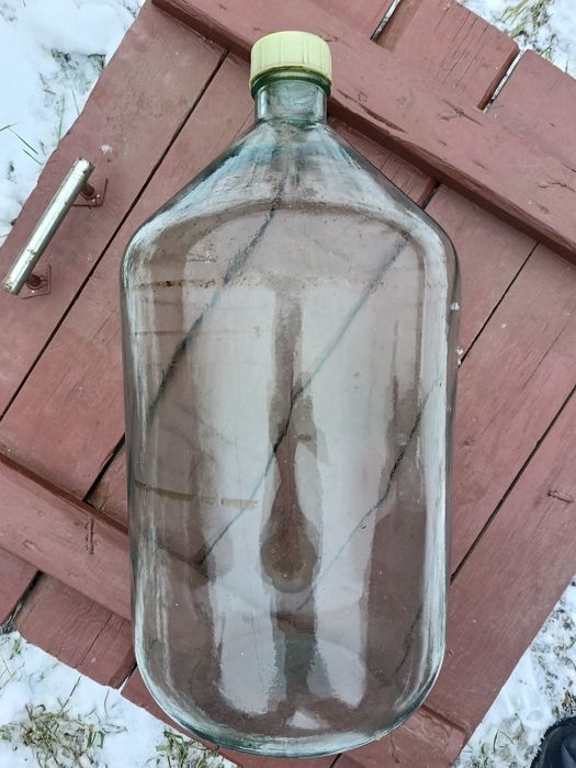 Бутыль стеклянная.