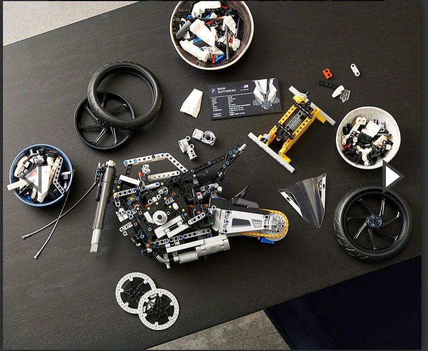 Игрален комплект LEGO® Technic 42130 - BMW M 1000 RR