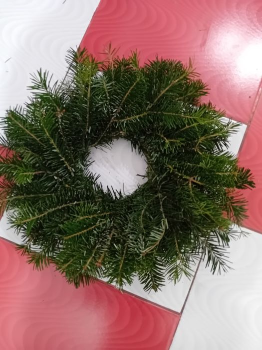 Vand coronițe din brad și balot .