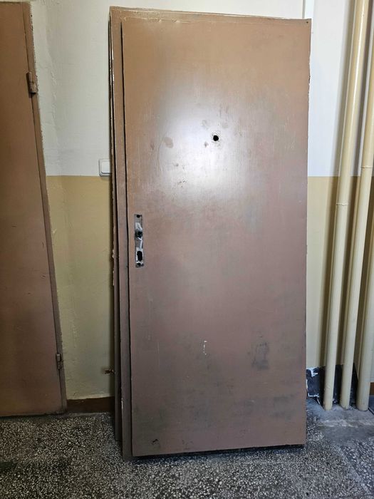 Продавам метална входна врата за апартамент