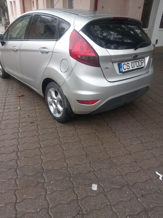 Vând Ford Fiesta