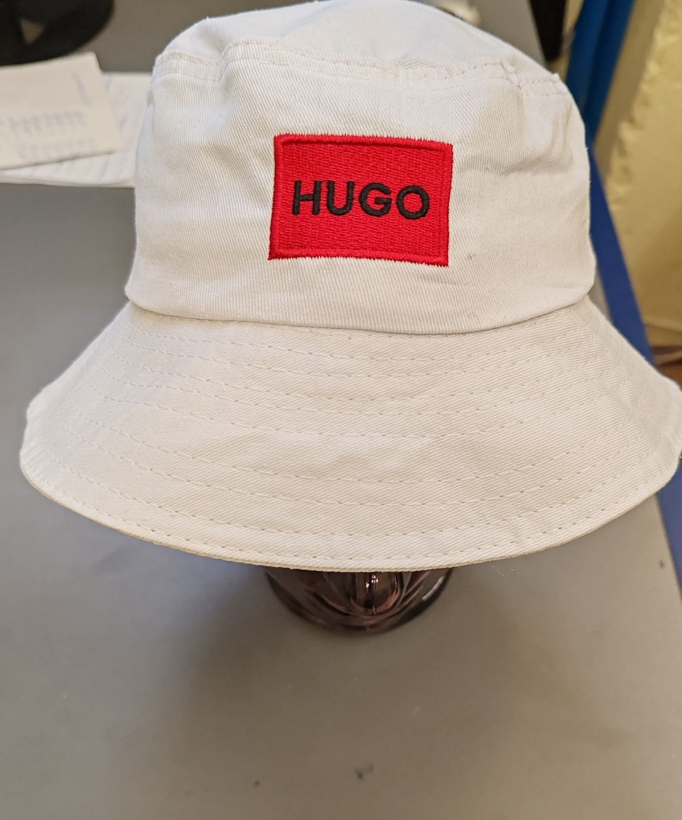 Шапка HUGO бяла и черна