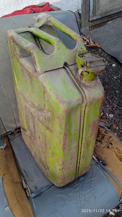 Продам Б/у канистру 20 л металл