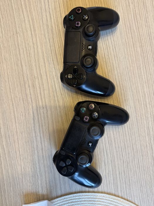 Ps4 cu 2 controler la pret 700 de lei si un joc