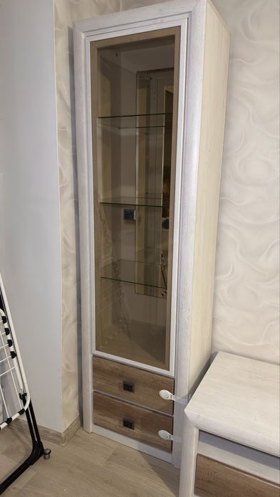 Шкаф с зеркалом и выдвижными полками