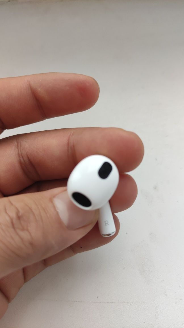 Продам правый ухо от airpods 3 оригинал