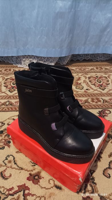 Продается обувь.