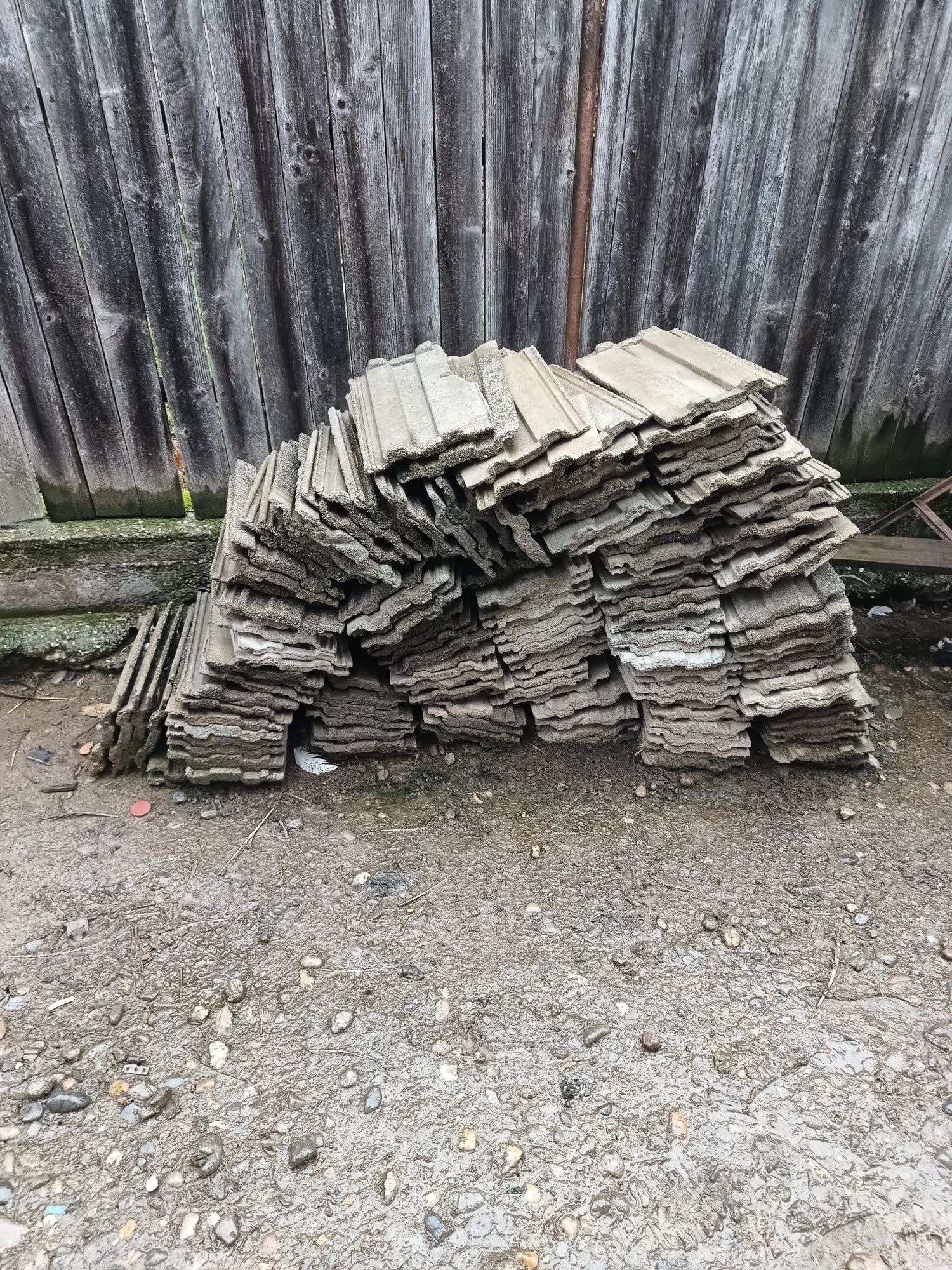 Vând țiglă betonata veche
