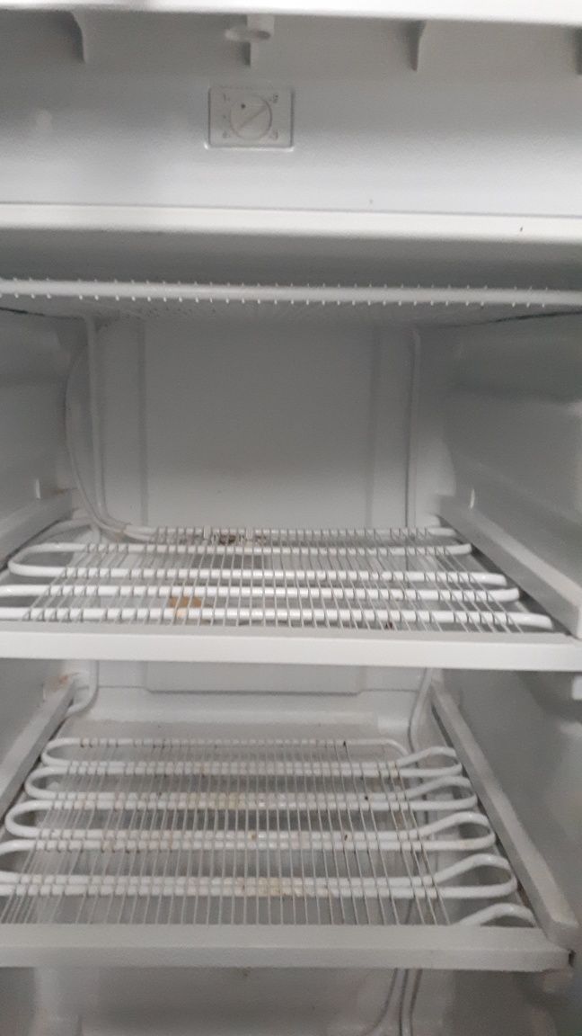 Продам холодильник Бош двухкамерный чисто немецкий  высота  метра.