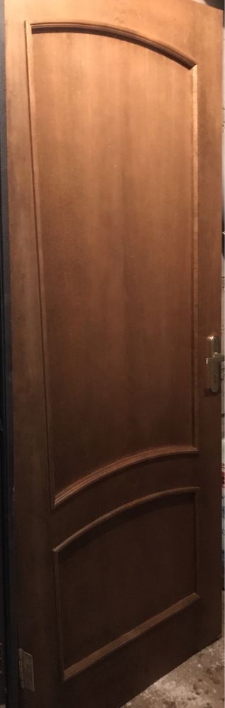 Продам деревяную дверь