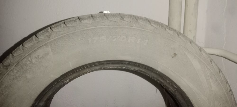 Продается зимние  шины в количестве 3 штуки.