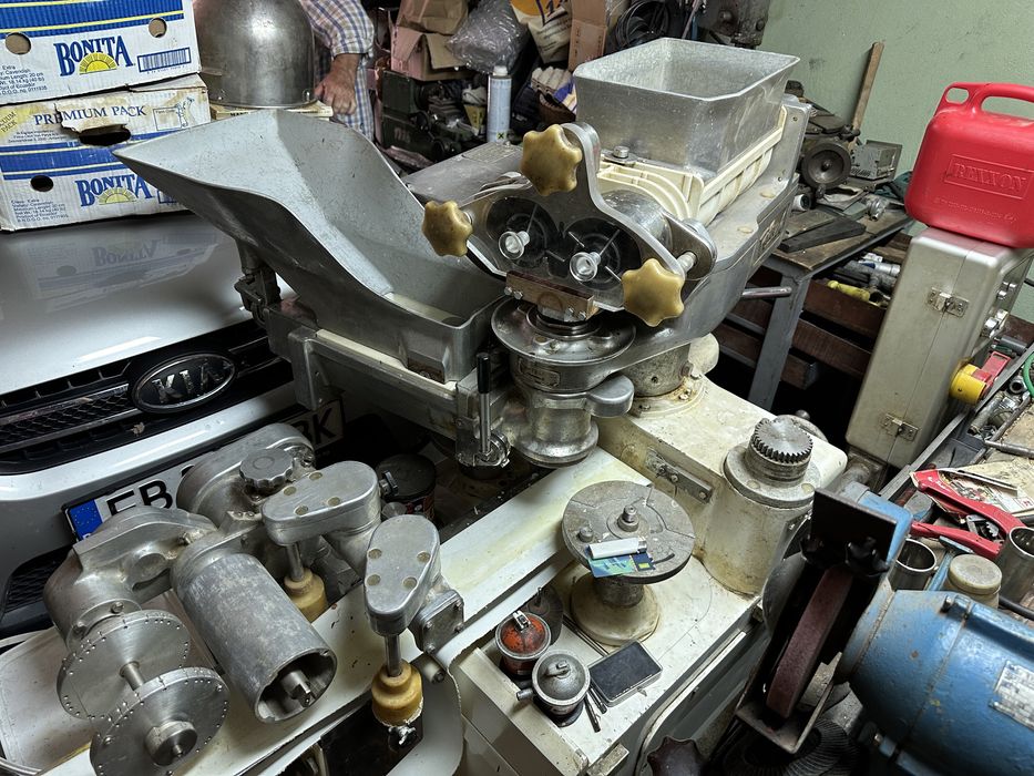 Rheon KN 207 – Професионална машина за пълнени изделия