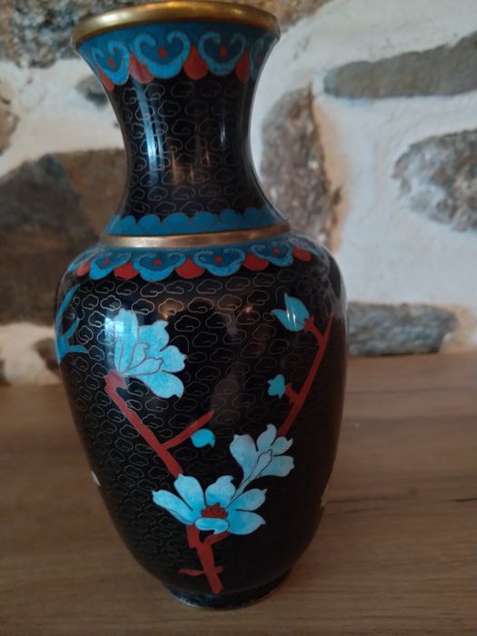 Продавам антикварна ваза бронз месинг клетъчен емайл