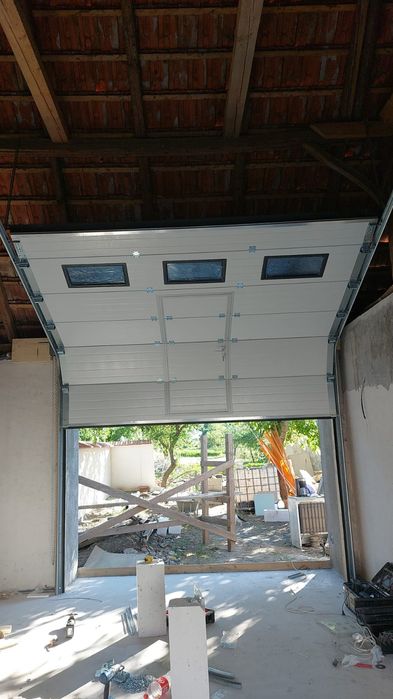 Usi de garaj cu pietonala