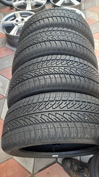 Vand 4 anvelope de iarna 215 45 r17 GOODYEAR foarte bune