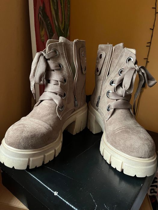 Дамски бежови боти