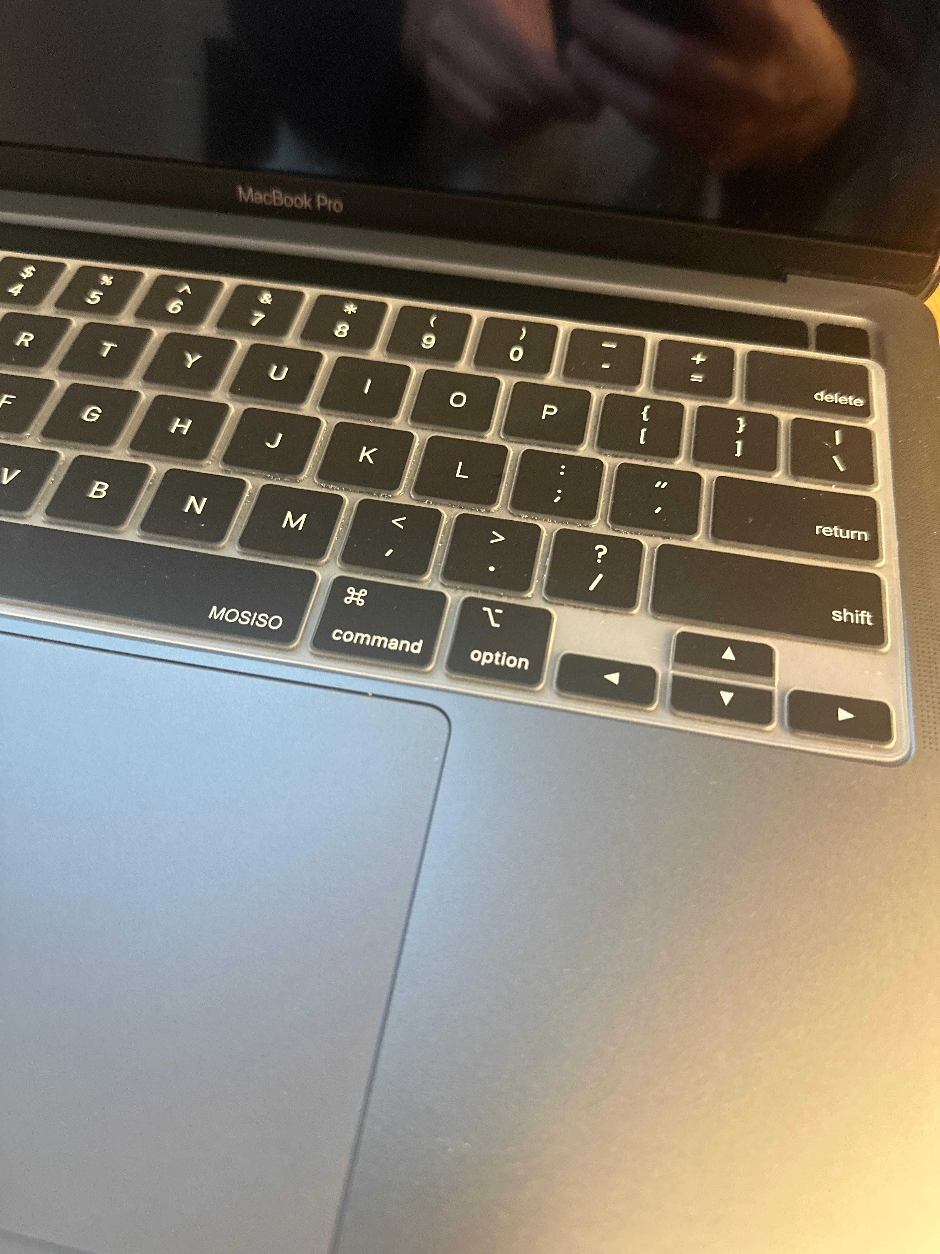MacBook Pro, 13-inch, M1 cip, 16 GB RAM și 512 GB SSD.