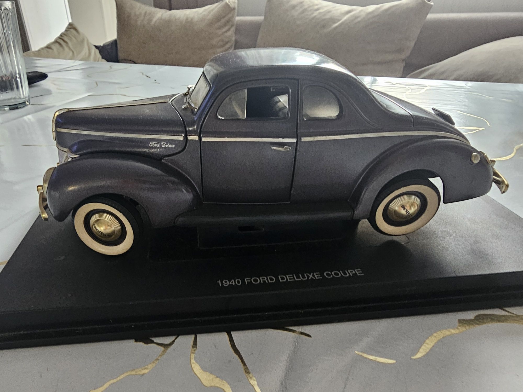 Малко ретро - 1940 
Ford Deluxe Coupe 
Мащаб 1/18
Цена 100лв