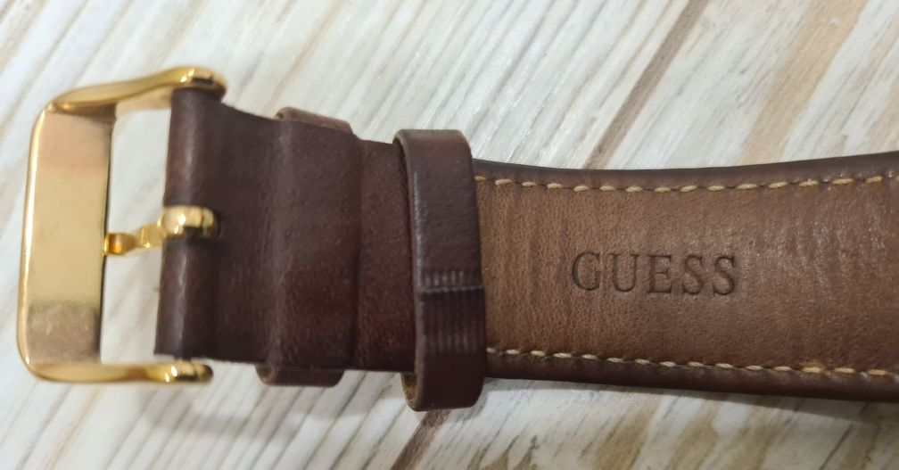 Продавам мъжки часовник Guess W0600G3