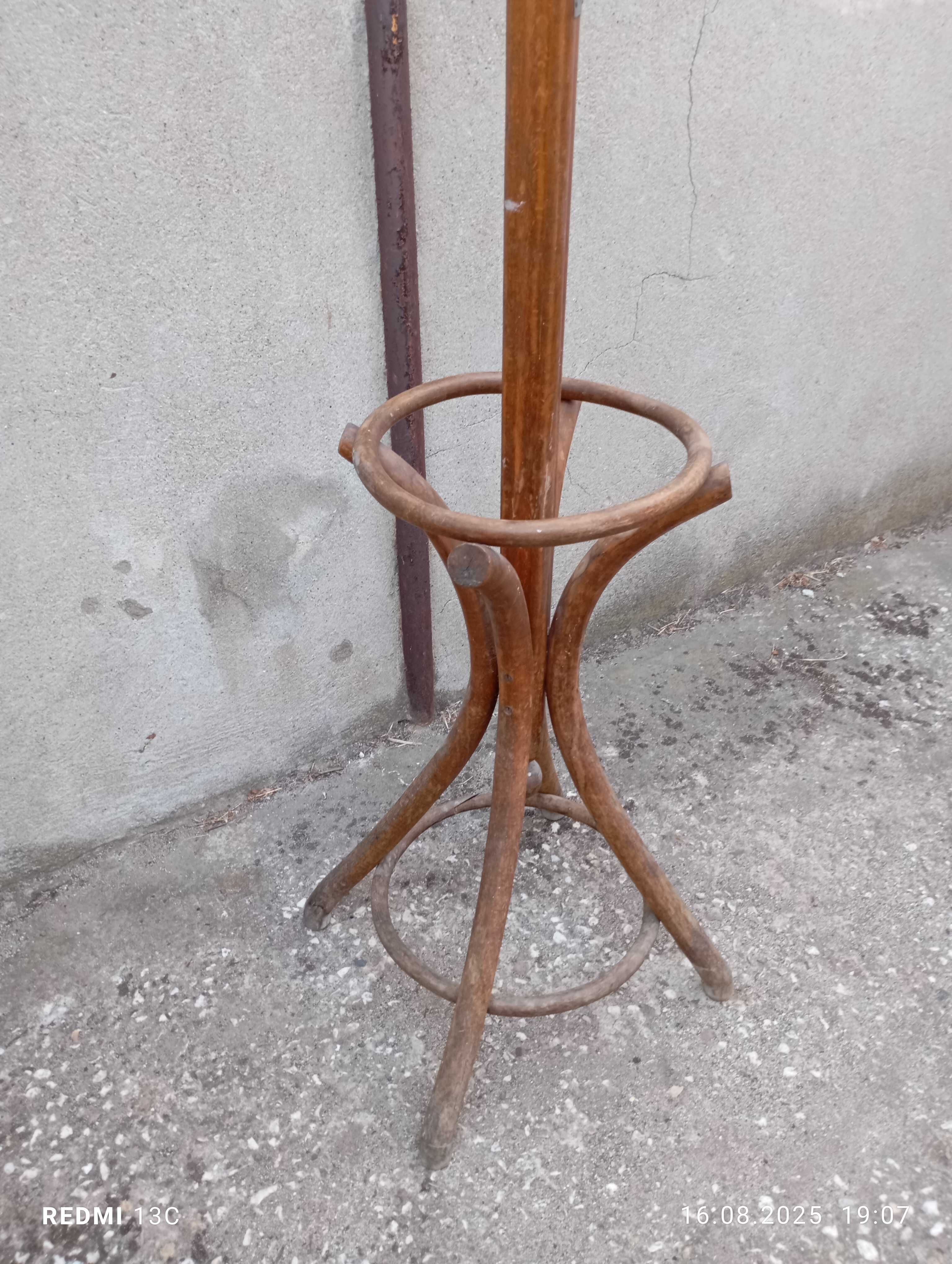 Продавам дървени закачалки,букова дървесина,тип "виенски",2 бр.