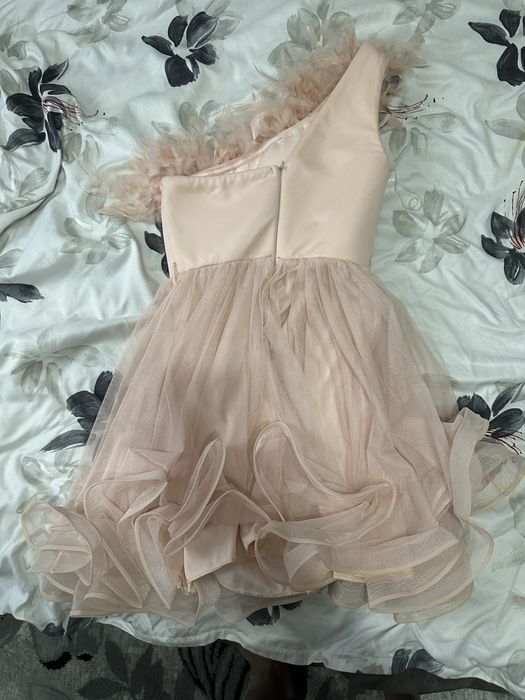 Vand rochie marimea 40,impecabila,pe un umar