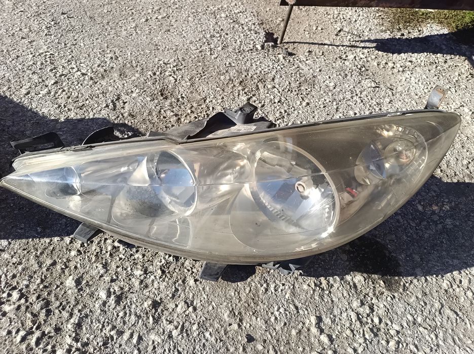 Фарове Пежо 207 .