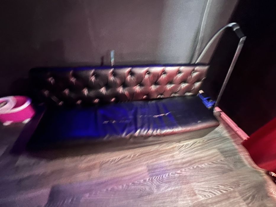 Диван дешево 2 метра. Кости целые.