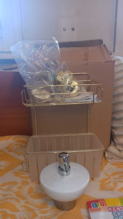 Чисто нова етажерка за баня