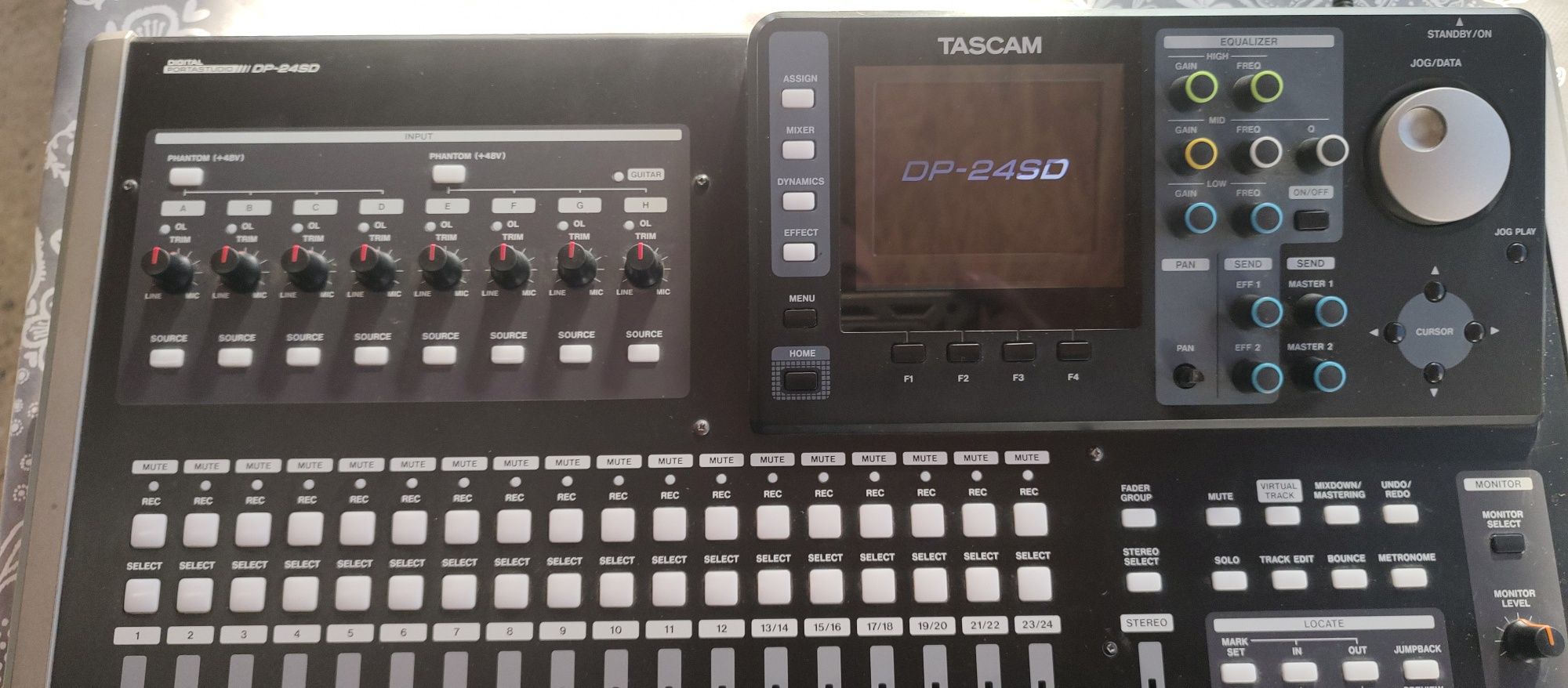 Tascam DP-24SD portastudio