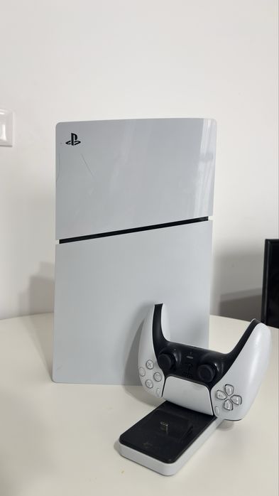 PS5 digital + maneta originala (are garantie inca un an)