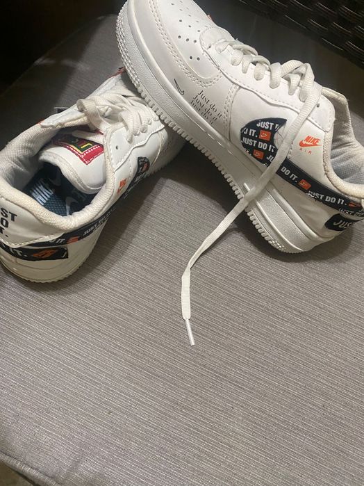 Adidasi nike aproape noi