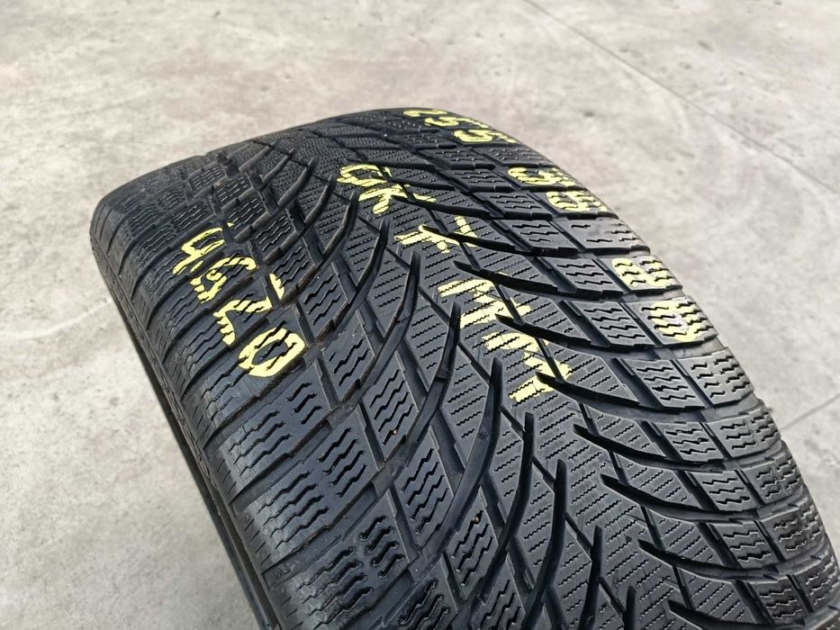 O anvelopa de iarna 255 35 20 nokian wr snowproof p 7 mm