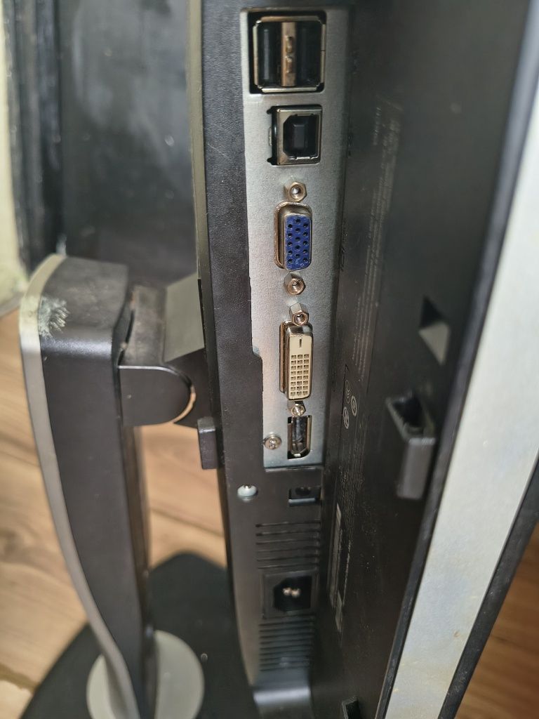 Монитор DELL  и компютър DELL *ПРОДАВАТ СЕ СПЕШНО!*