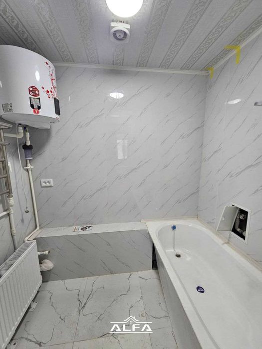 Buxoroda kvartira sotiladi 2 xonali 84m² 4-qavat.