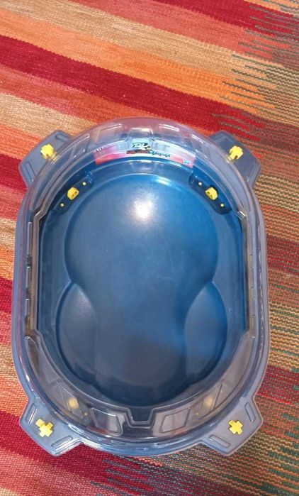 Arena Beyblade + un Beyblede