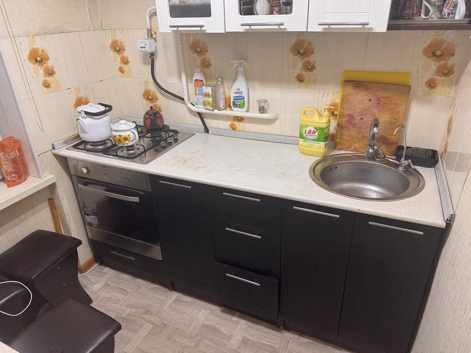 Кухонная гарнитура вмесре с плитой и духовкой все что нсть на фото